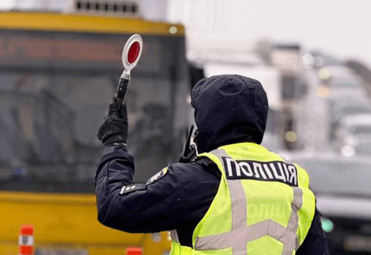 Через відключення світлофорів киянам нагадують жести регулювальника: що треба знати