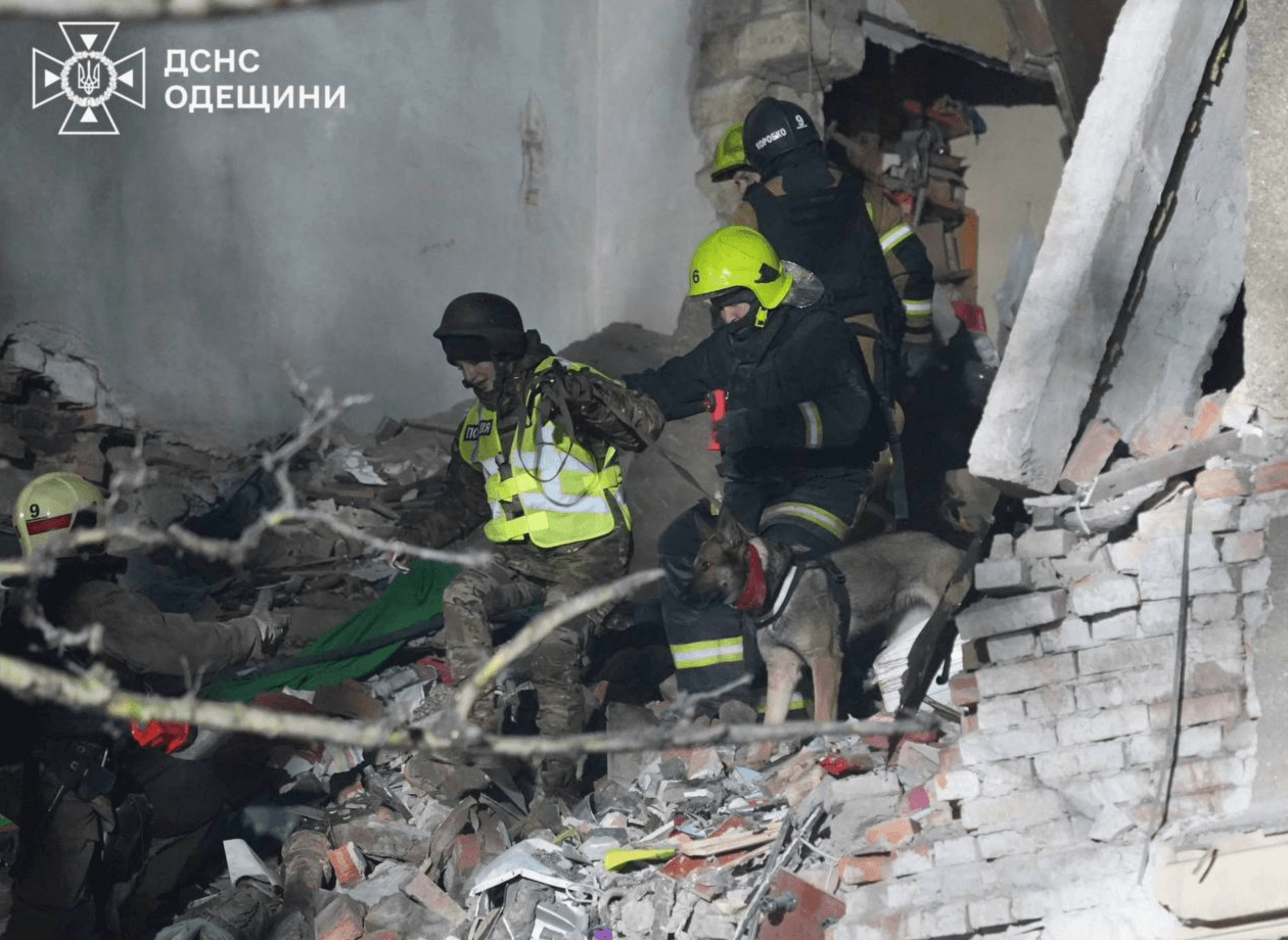 В Одесі внаслідок атаки зруйновані кілька багатоповерхівок: під завалами шукають людей