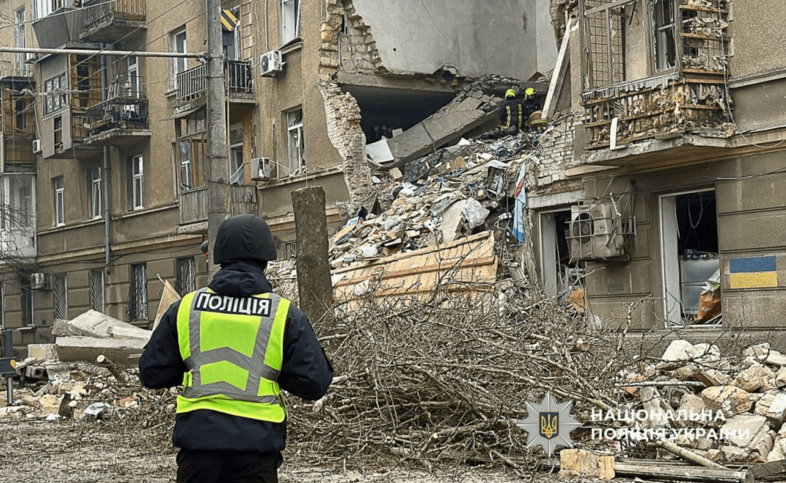 В Одесі внаслідок атаки постраждали 23 людини, під завалами зруйнованих будинків шукають людей