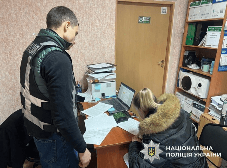 Затискала пальці у дверях та годувала черствим хлібом: у Києві жінка катувала сина