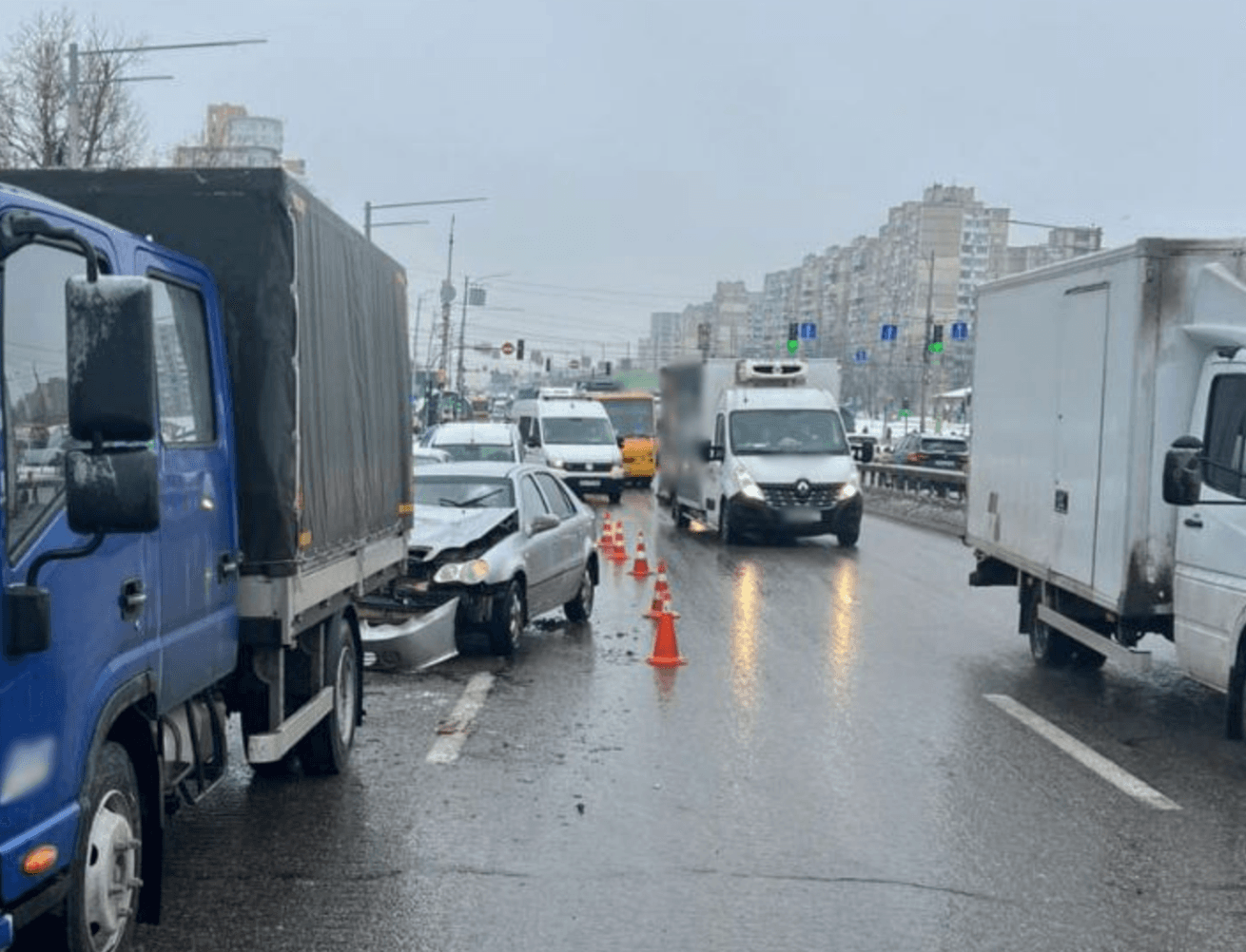 На проспекті Академіка Палладіна – великий затор: обирайте інші шляхи проїзду