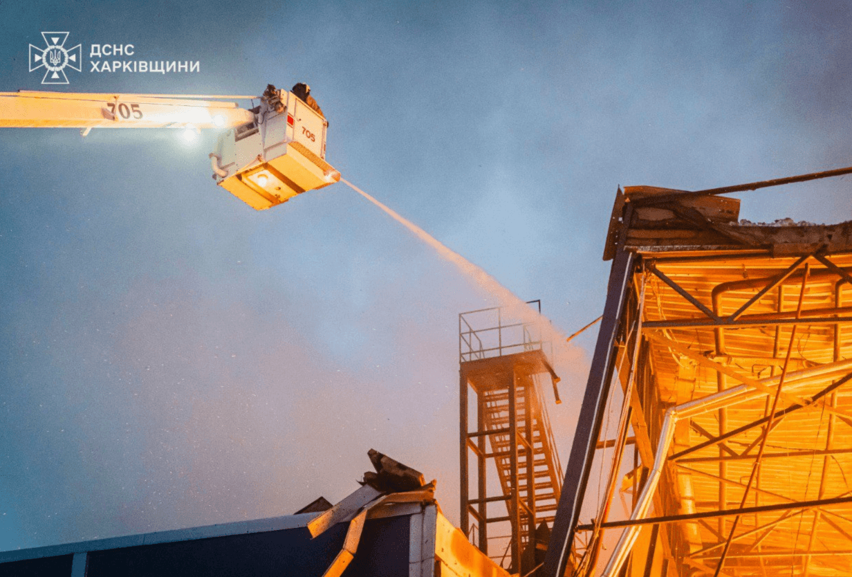 Росіяни поцілили у склад цивільного підприємства під Харковом: виникла масштабна пожежа