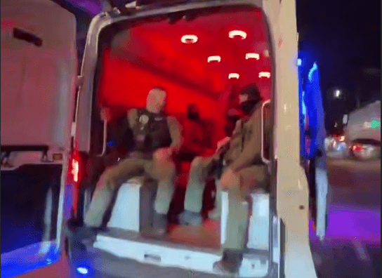 У мережі з’явилися кадри, на яких силовики везуть Мадуро вулицями Нью-Йорка