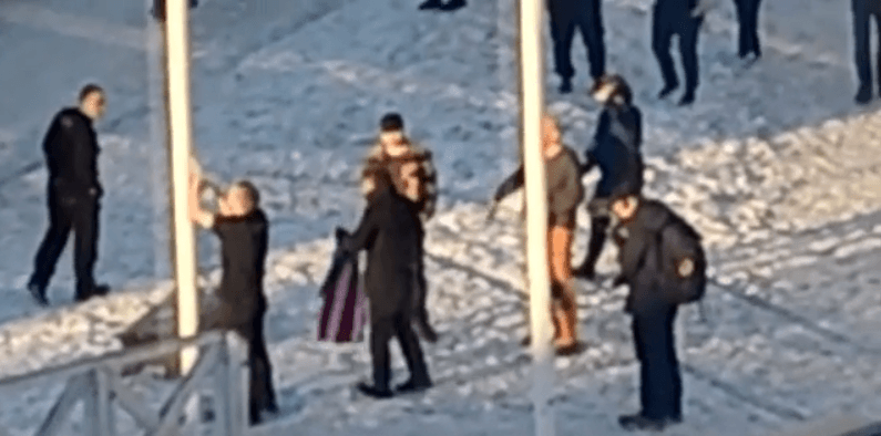 У столиці Гренландії чоловік намагався підняти прапор США, але перехожі йому завадили, — TV 2