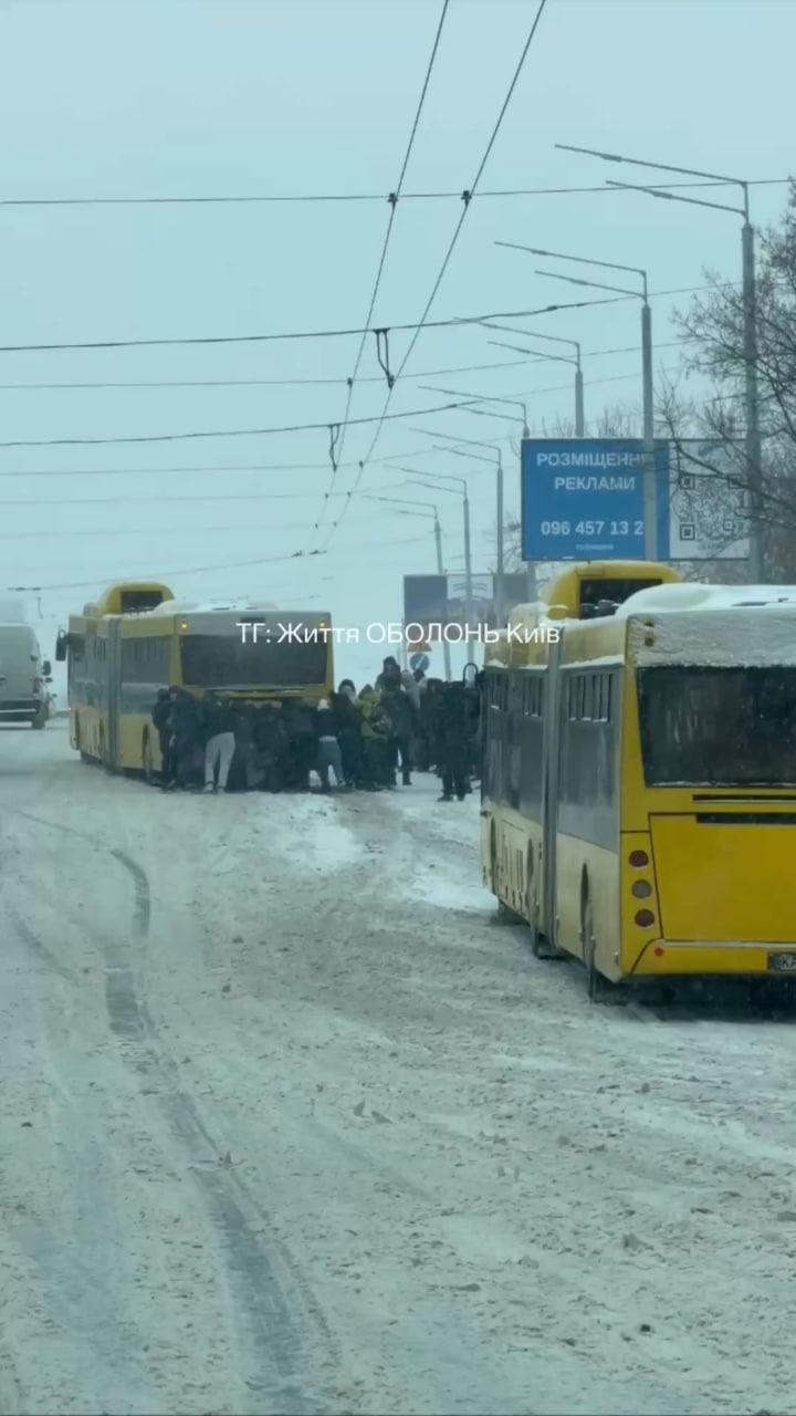 На Оболоні пасажири штовхали автобус, який не міг їхати через негоду