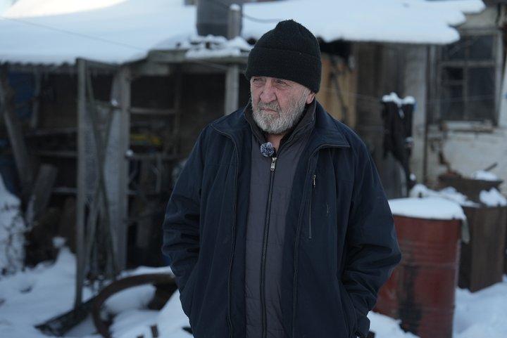 «Дам грошей і 20 літрів меду»: пенсіонер шукає пілота БПЛА, який врятував його дім від російського дрона