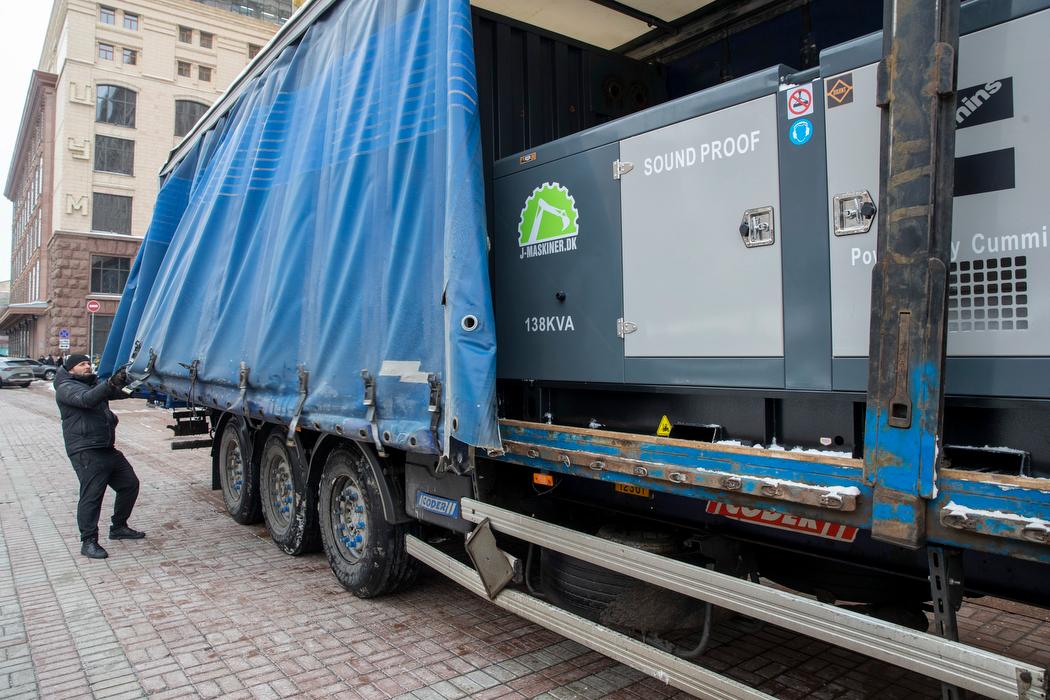 Київ отримав від Копенгагена потужні генератори та мобільну котельню