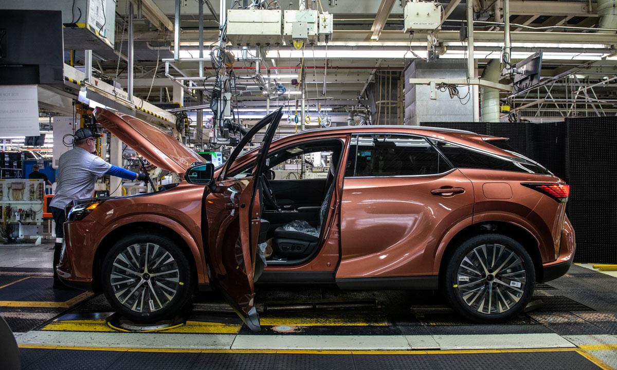 Авто на бензині проти електрокарів: виробники у Канаді закликають відмінити екологічні вимоги