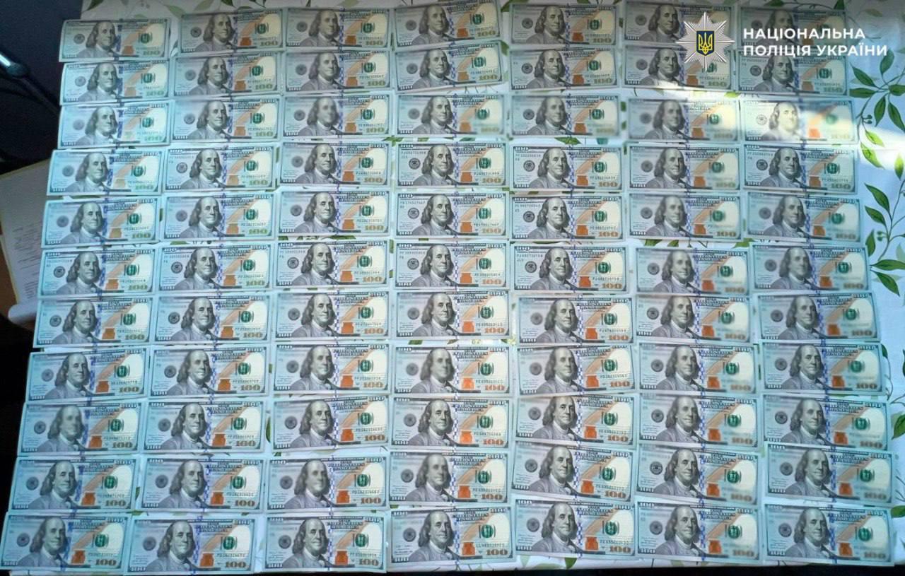 «Клінінг» за майже мільйон: у Києві працівники автомийки викрали з авто клієнтки десятки тисяч доларів