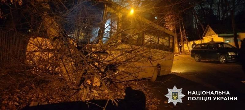 Напідпитку викрав автобус і влаштував потрійну аварію — чоловіку загрожує до 8 років