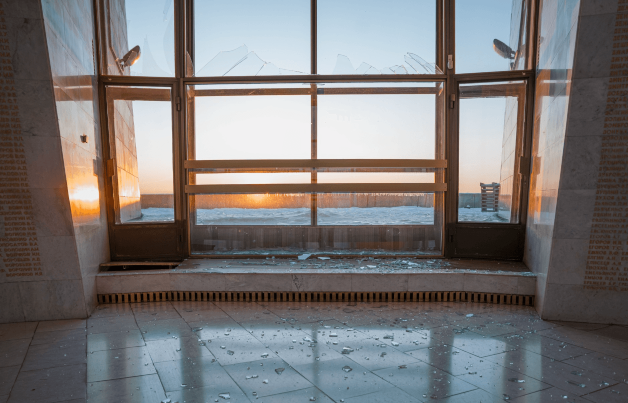 Росіяни пошкодили зал музею у підніжжі монумента «Батьківщина-мати»