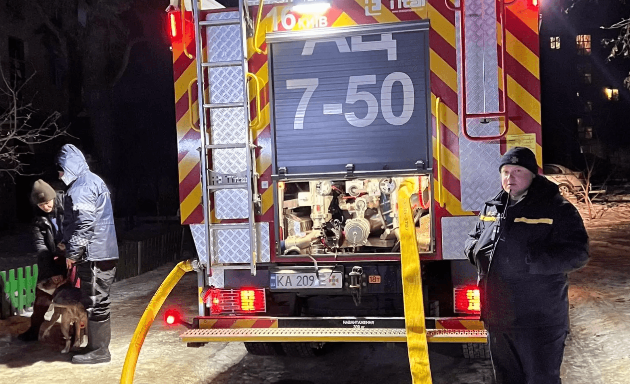 У Києві 27 людей евакуювали під час пожежі у п’ятиповерхівці