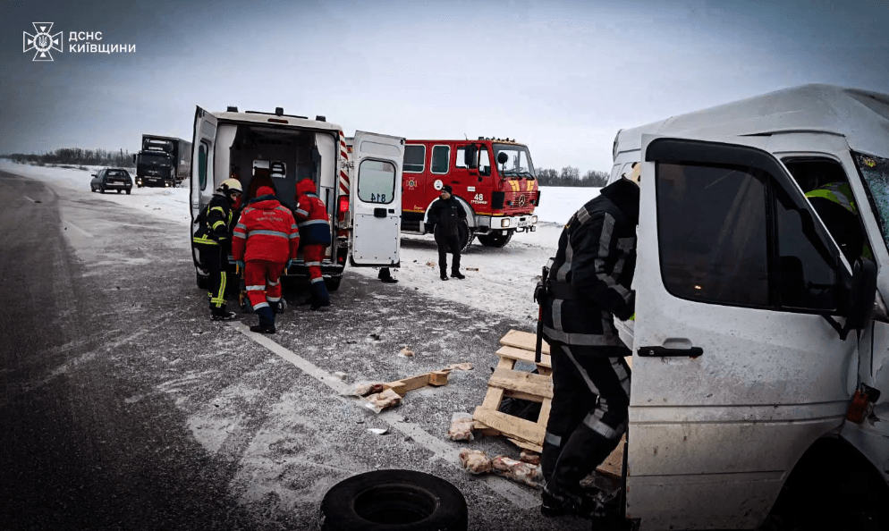 Три мікроавтобуси зіткнулися на Київщині: одна жінка загинула, ще двоє людей постраждали