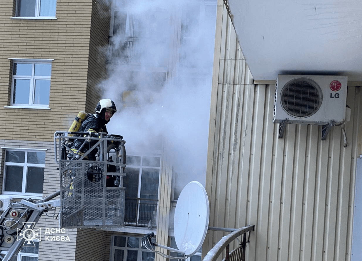На Антоновича під час пожежі у багатоповерхівці евакуювали мешканців