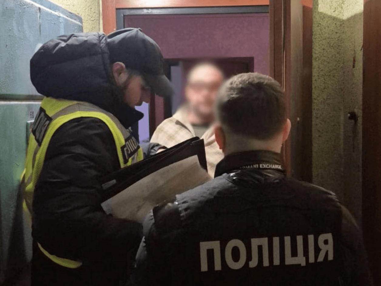 Інспектор з благоустрою Дніпровської РДА вимагав гроші з власника автоматів з водою