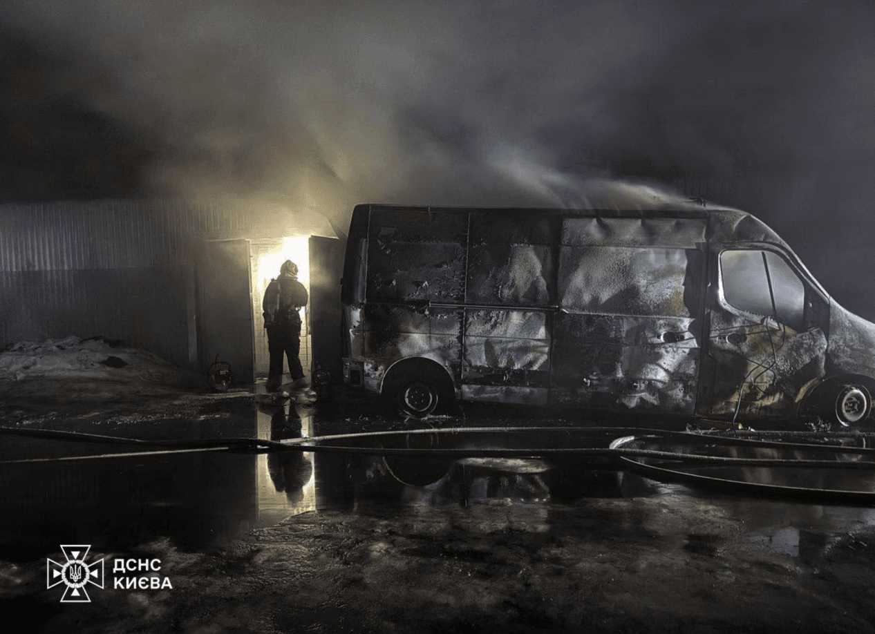 Масштабна пожежа у Бортничах: від палаючих автівок загорівся склад