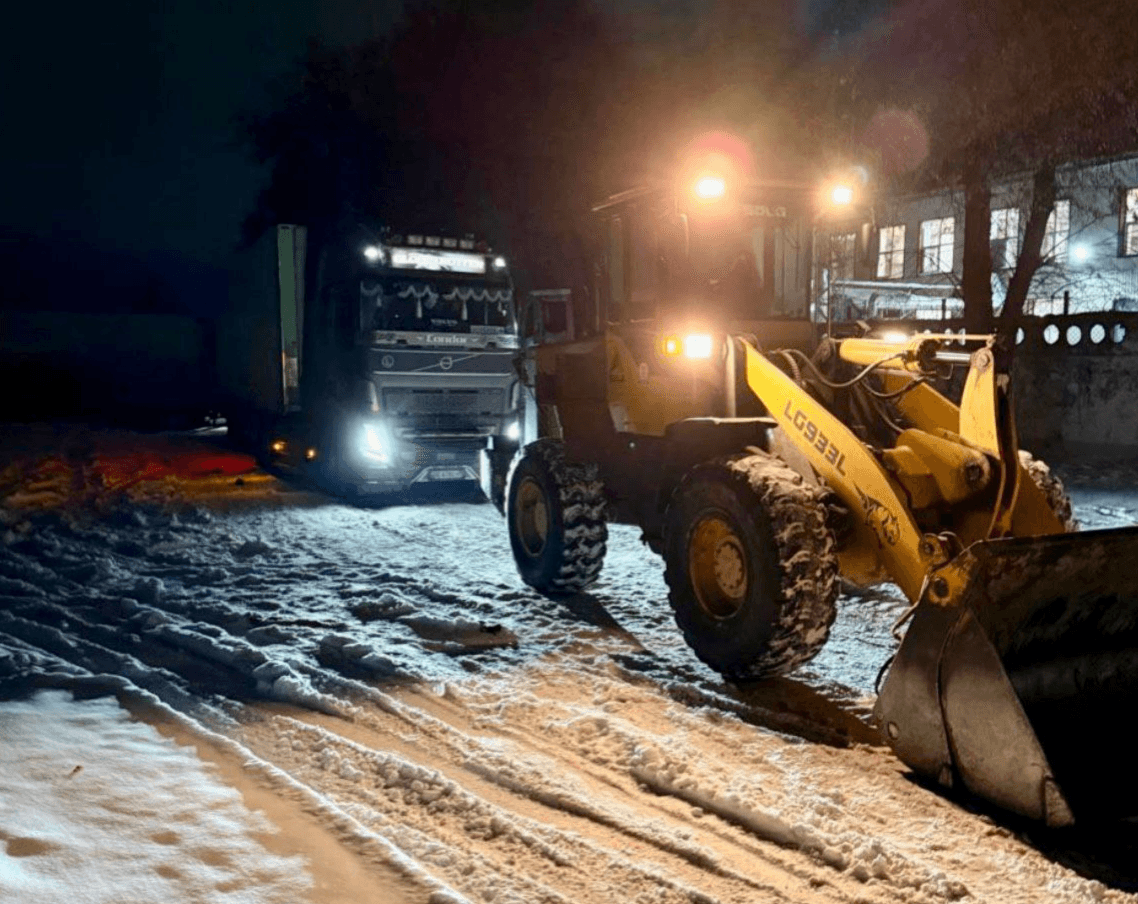 Дві вантажівки застрягли у снігових заметах на Київщині