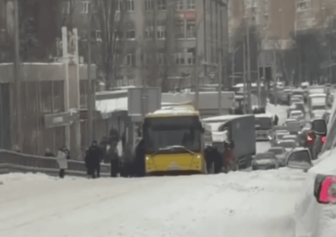 У Києві – транспортний колапс через гори снігу та ожеледицю