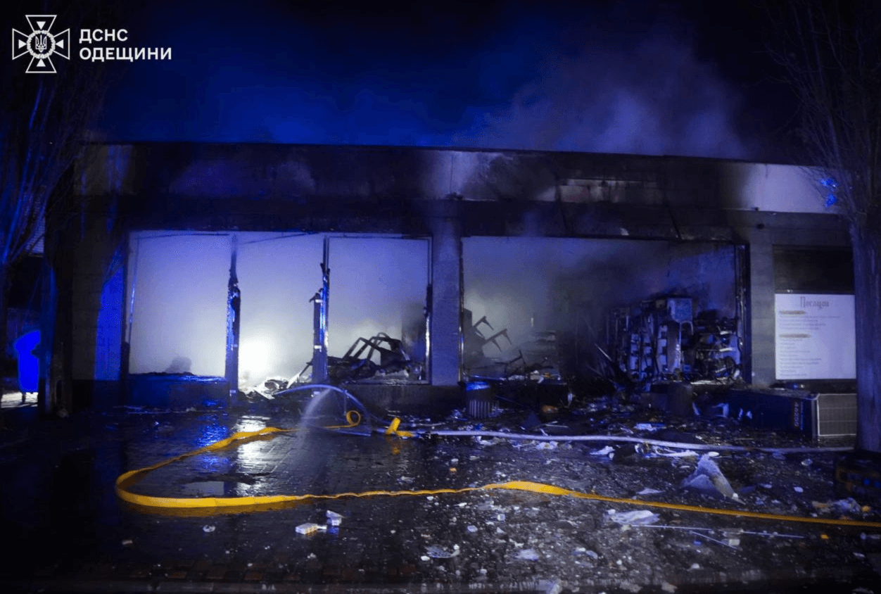 Атака на Одесу: горіли магазини та СТО, є постраждалі