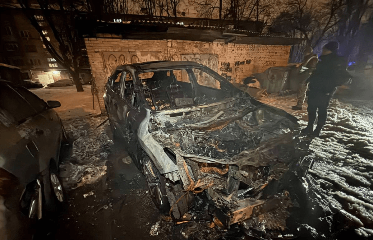 На Солом’янці затримали чоловіка, який на замовлення спалив 7 автівок