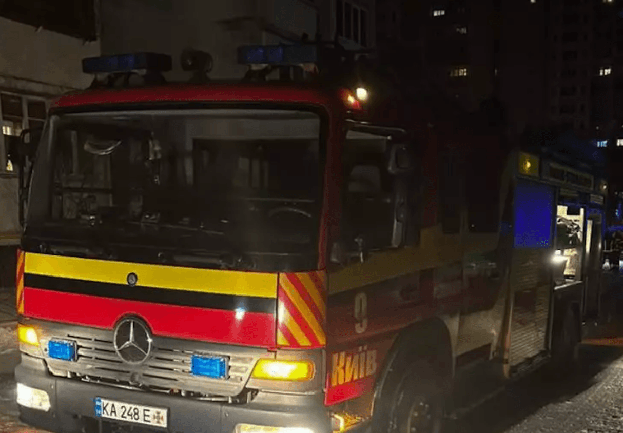 На Святошині під час пожежі у багатоповерхівці евакуювали мешканців: є постраждалі