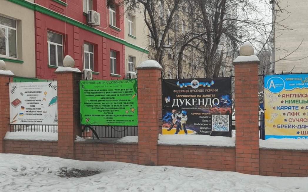 На Солом’янці демонтують незаконні вивіски