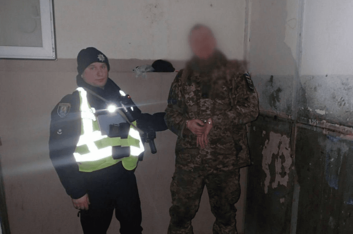 На Святошині військовий з ножем напав на двох киян