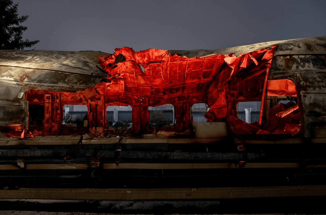 Розбитий росіянами пасажирський вагон став інсталяцією «Пульсуючий Біль»