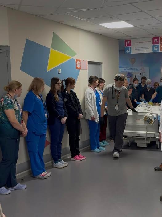 В «Охматдиті» провели коридором пошани підлітка, який став посмертним донором для чотирьох пацієнтів