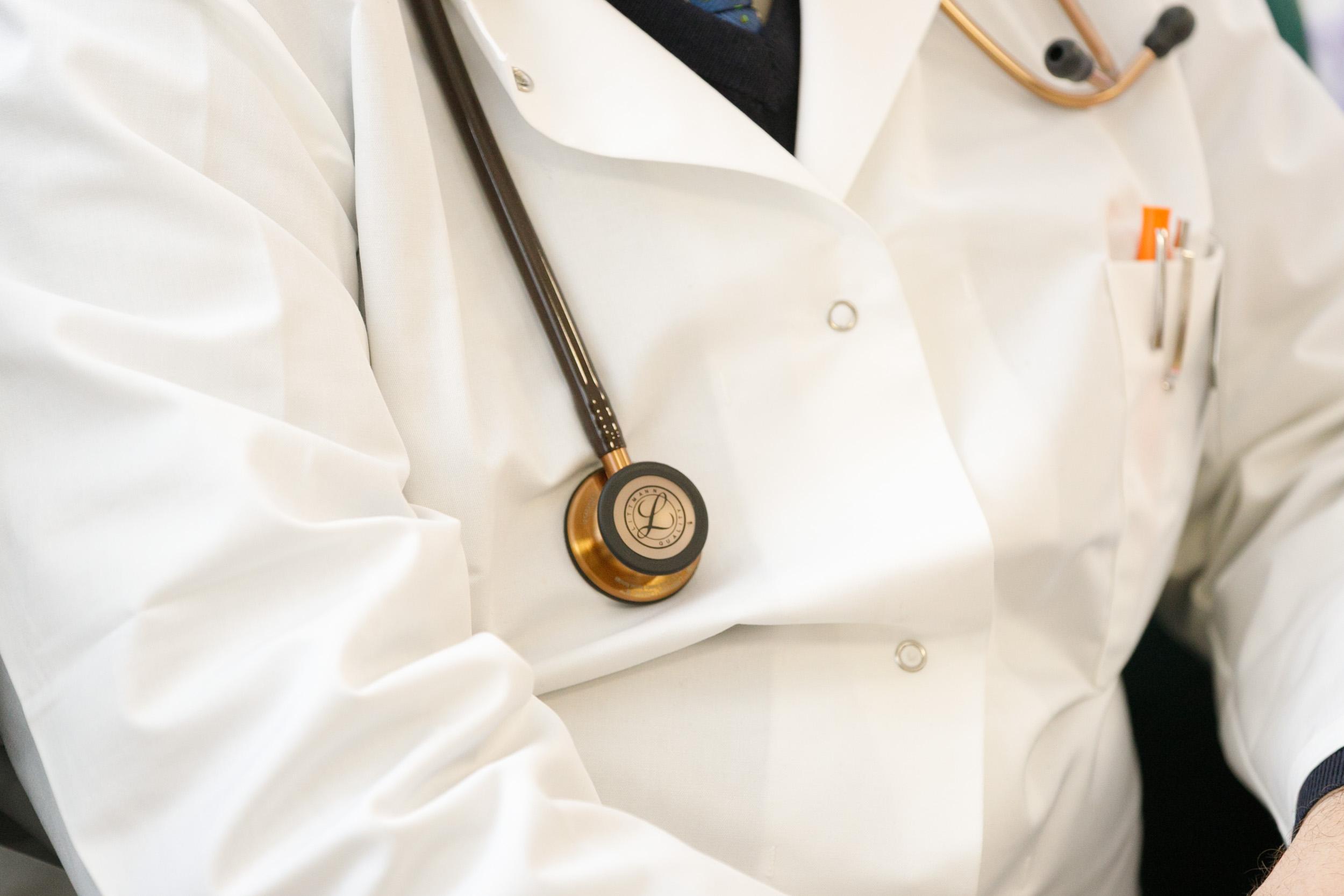 Грип та ГРВІ відступає, однак у лікарнях хворих не меншає та є померлий від ускладнень