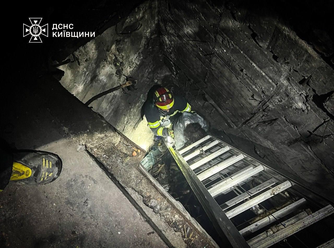 На Київщині врятували 16-річну дівчину, яка впала у закинуту шахту