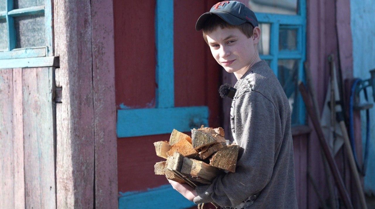 «Дрова ношу, годую козу, їсти варю». Школяр на Сумщині доглядає самотню бабусю