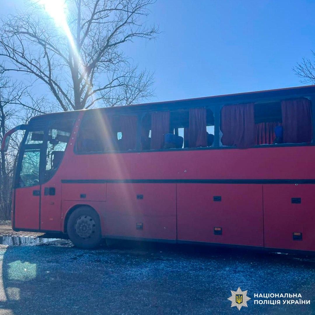 Росіяни атакували рейсовий автобус на Харківщині: загинув водій, є поранені
