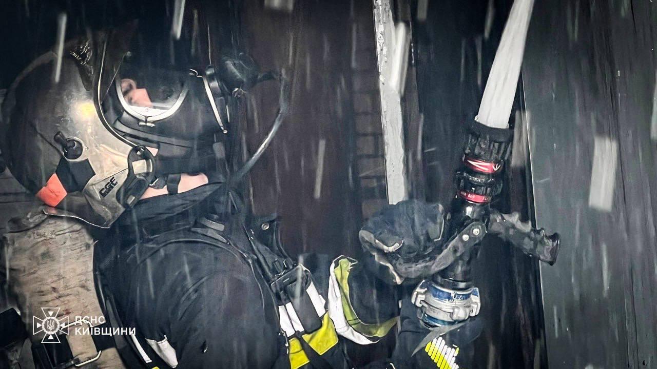 Загоряння трави спричинило масштабну пожежу на СТО у Боярці