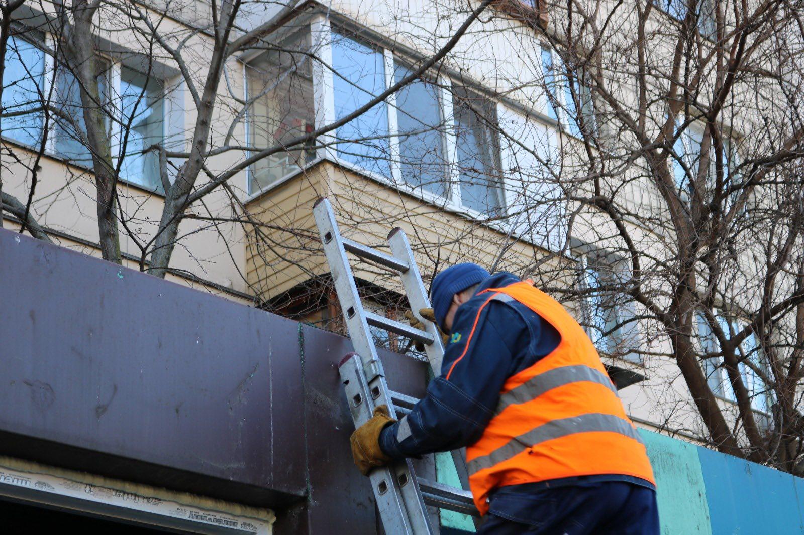 Витяжка прямо в вікна квартир: на Іллєнка знесли кіоски, які 20 років стояли впритул до будинку