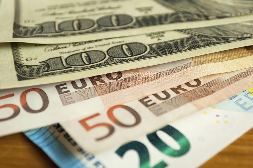 Валюта стрімко дорожчає: який зараз курс в обмінниках Києва