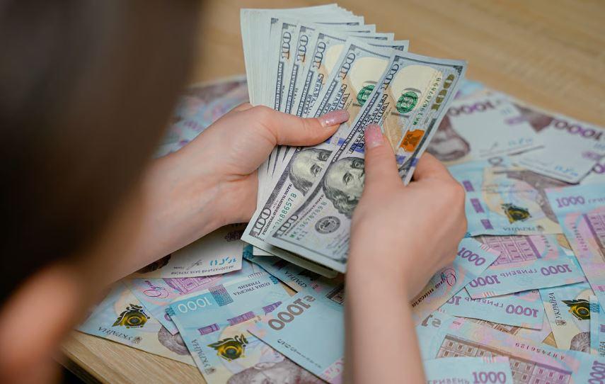 Курс долара та євро стабілізується: прогноз банкіра на 16-22 березня