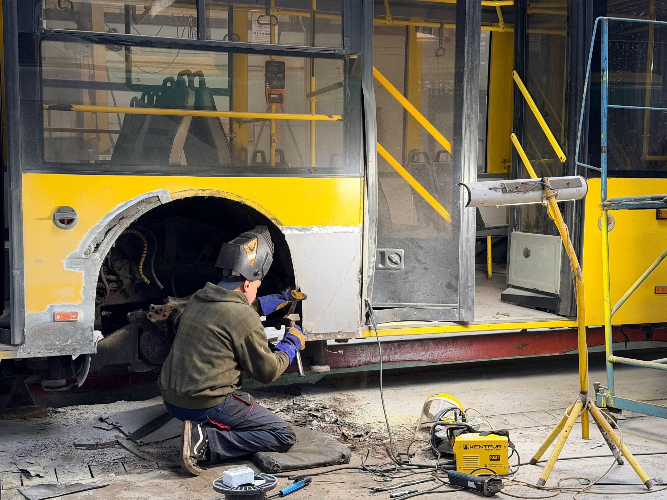 Не їдуть автобуси та вагони метро: у столиці на ремонті перебуває близько 20% транспорту