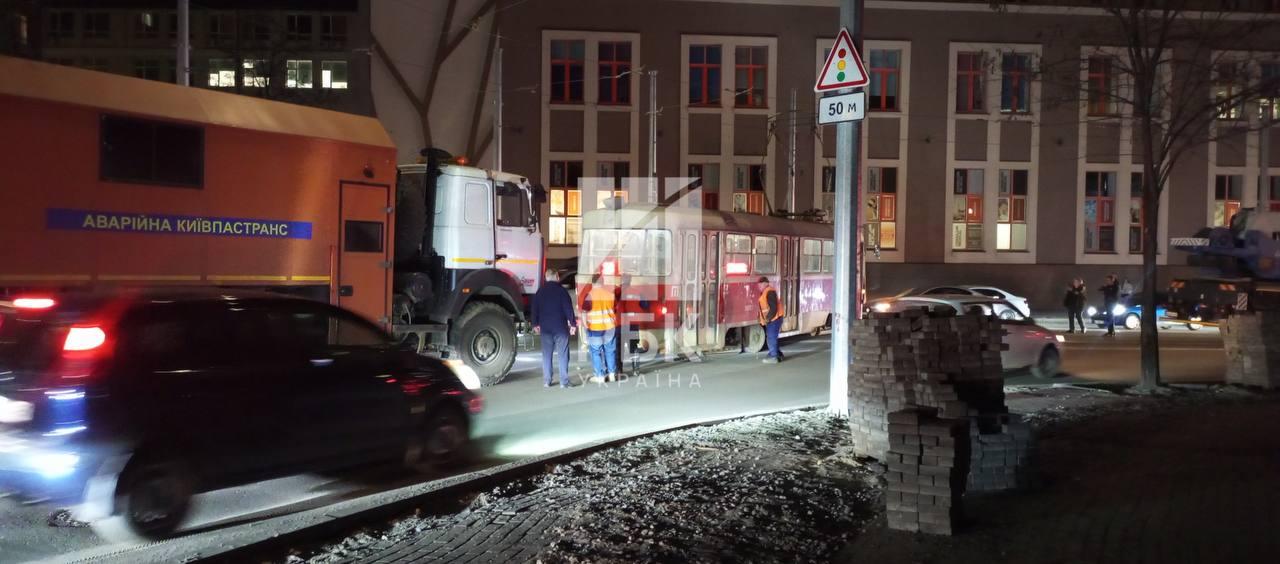 У Києві на Глибочицькій   трамвай зійшов з рейок (відео)