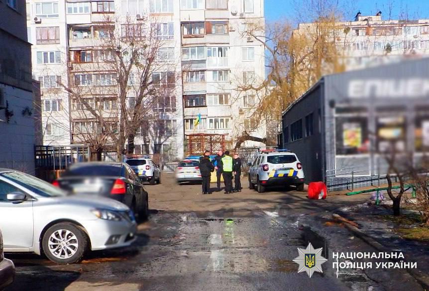 У Києві чоловік штовхнув літню сусідку на асфальт та побив ногами (відео)