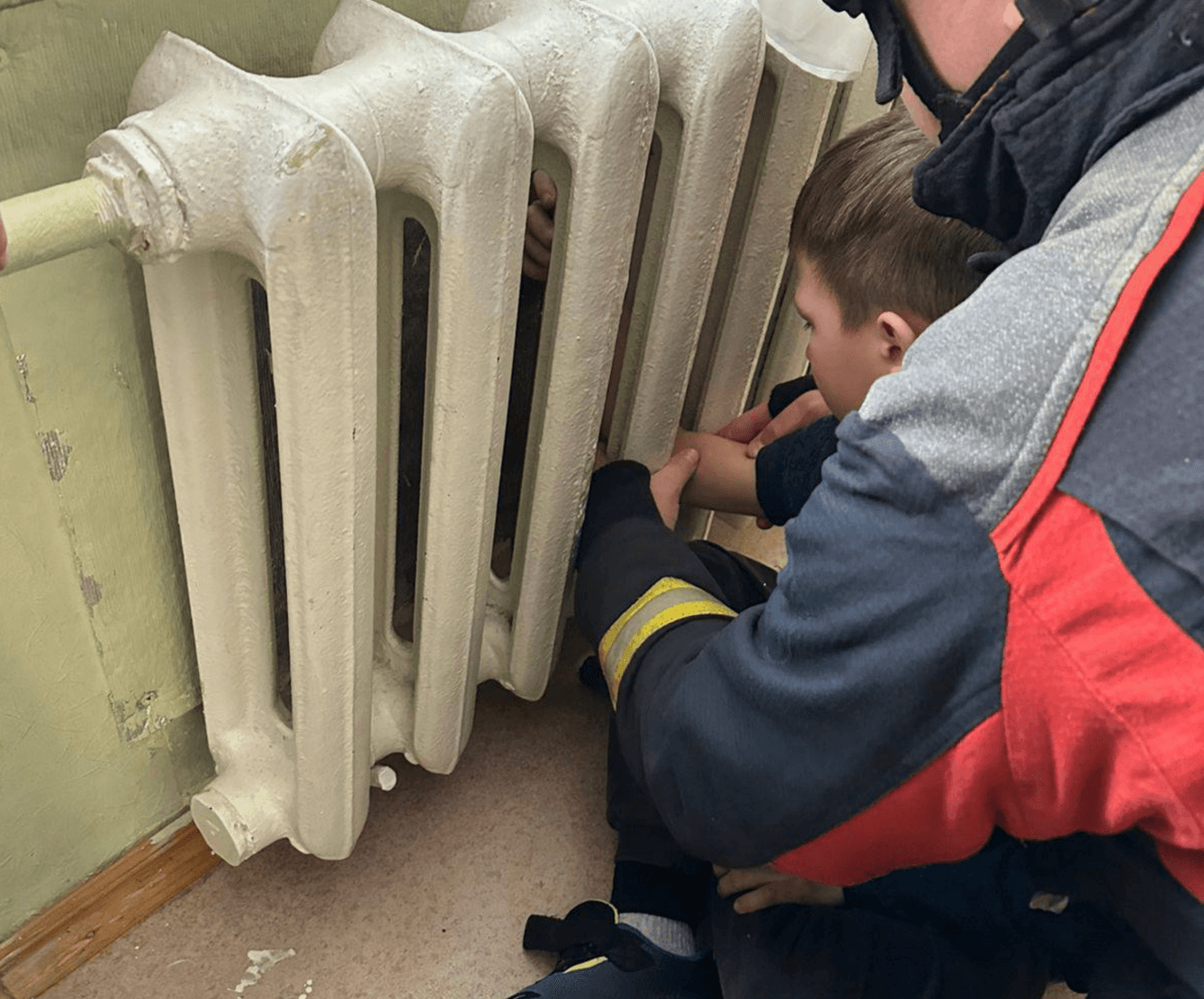 У столичній школі учень просунув руку у батарею та не зміг її дістати: на допомогу прийшли рятувальники