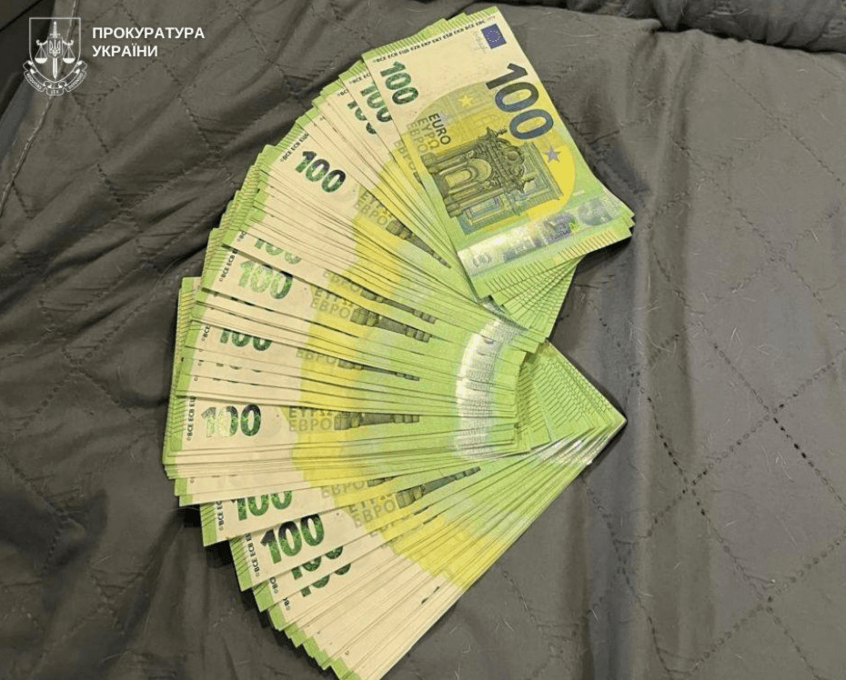 Киянка за 15 000 євро допомагала чоловікам фіктивно працевлаштовуватися до університету заради бронювання