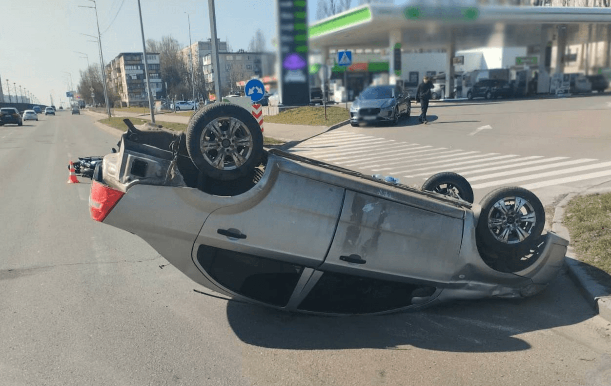 У Києві п’яний водій легковика збив хлопця на електроскутері, у нього переломи обох ніг