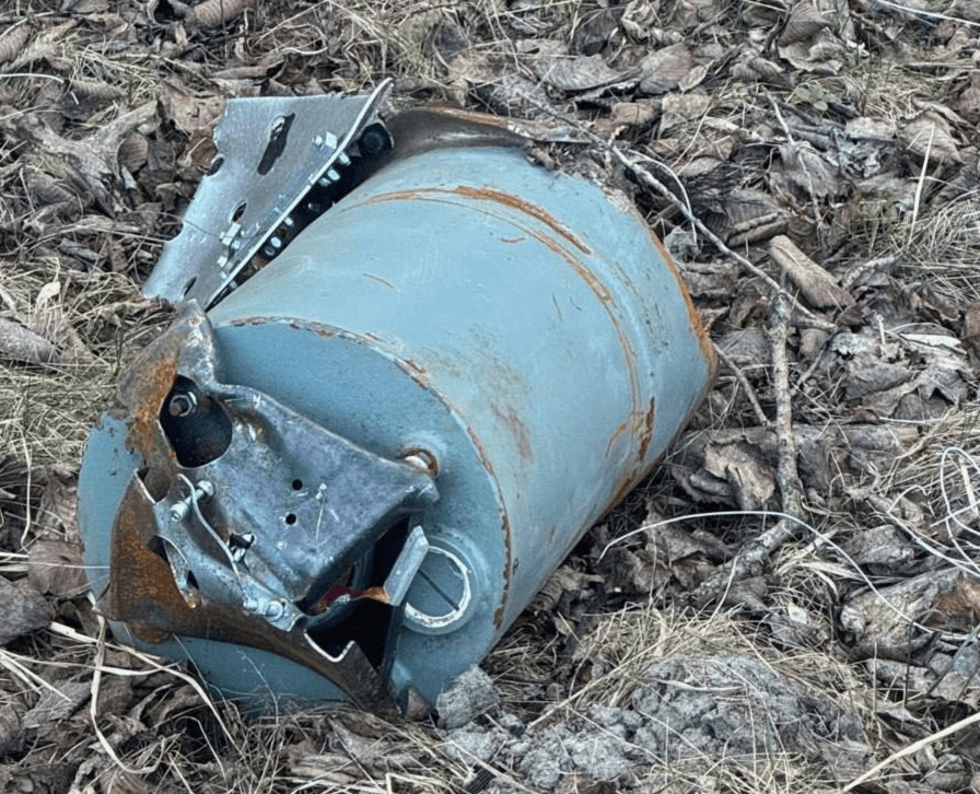 Біля Подільсько-Воскресенського моста знайшли небезпечну частину БпЛА, її підриватимуть на місці