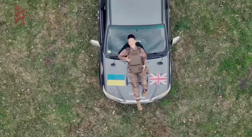 Дуа Ліпа допомогла придбати пікап для українських військових медиків