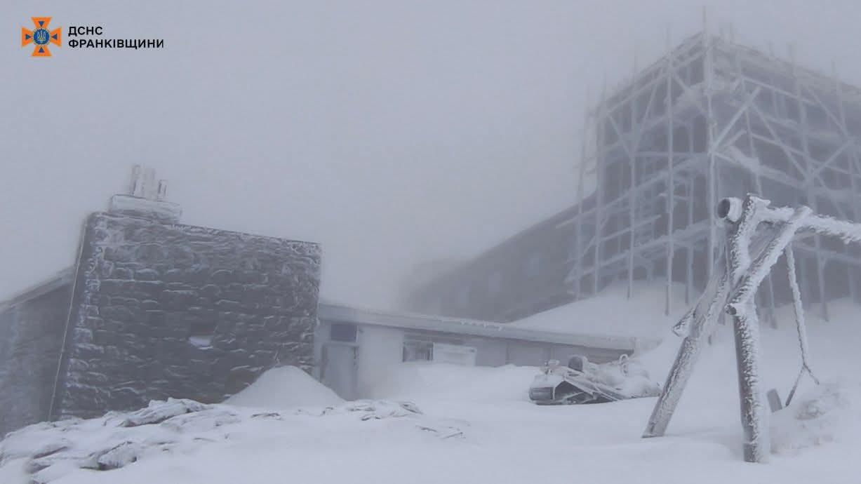 Квітневий вайб у Карпатах: на вершині Піп Іван -8°C і падає сніг