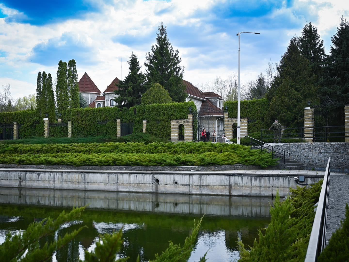 ФДМУ готує до продажу будинок Табачника у Козині