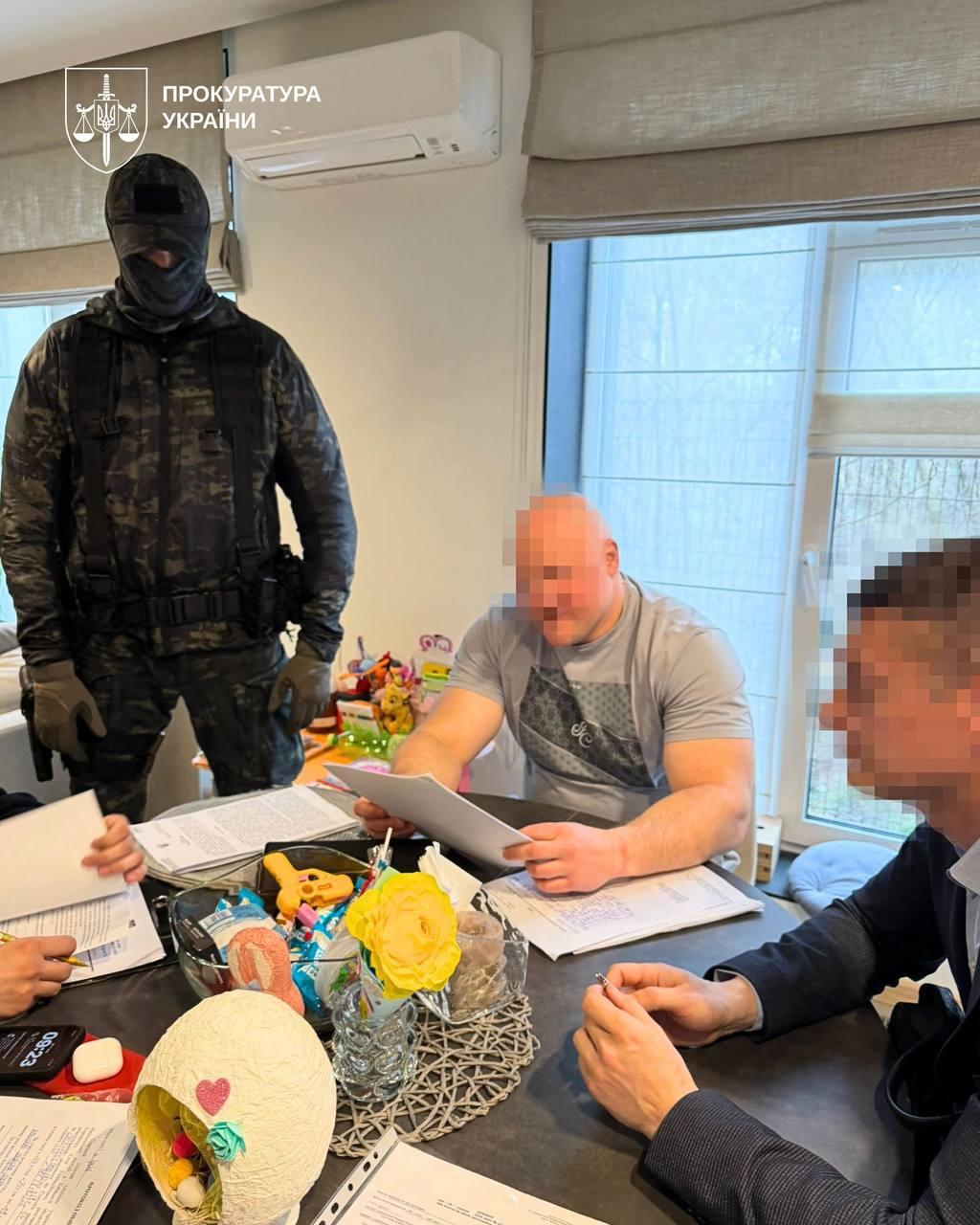 Підпали та вимагання: на Київщині викрили банду, яка тероризувала підприємців