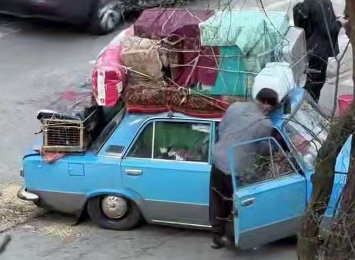 Усе життя — в старенькому ВАЗі: історія 70-річного переселенця, яка розриває серце