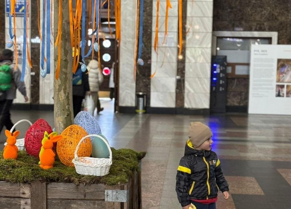 На Центральному вокзалі  з’явилося Великоднє дерево зустрічей
